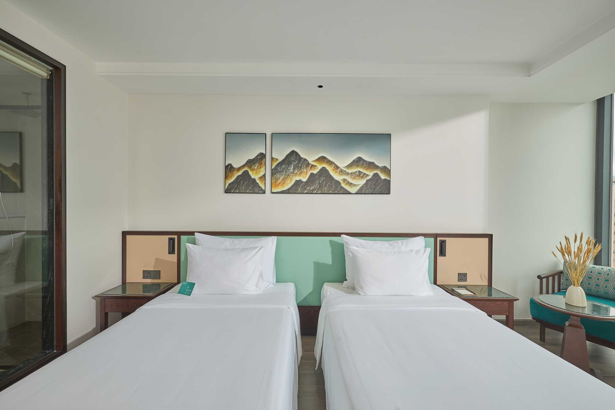 SIGNATURE PARTIAL SEA VIEW