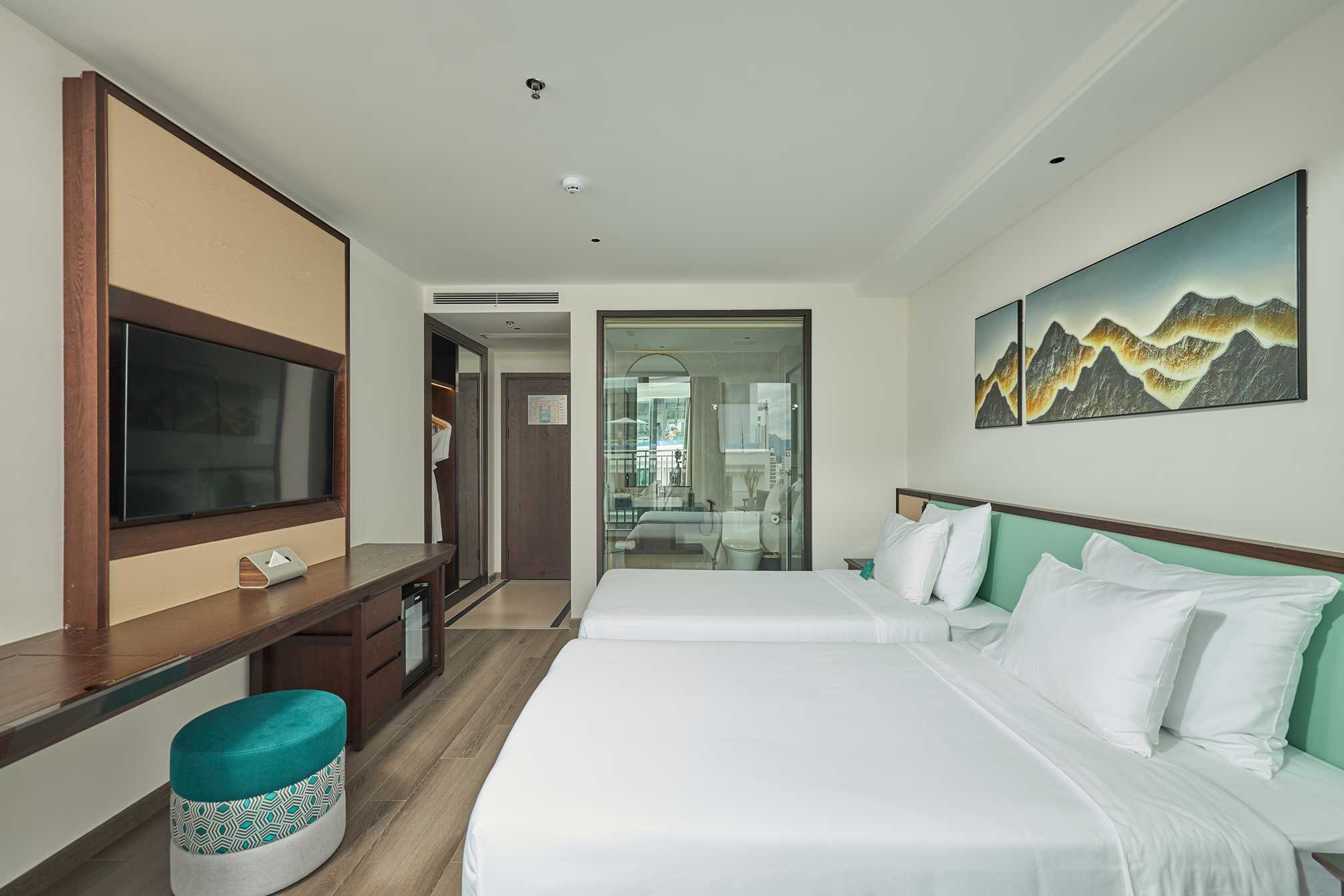 SIGNATURE PARTIAL SEA VIEW