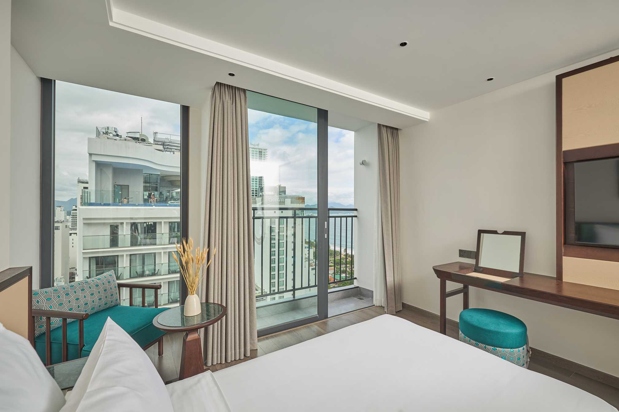 SIGNATURE PARTIAL SEA VIEW