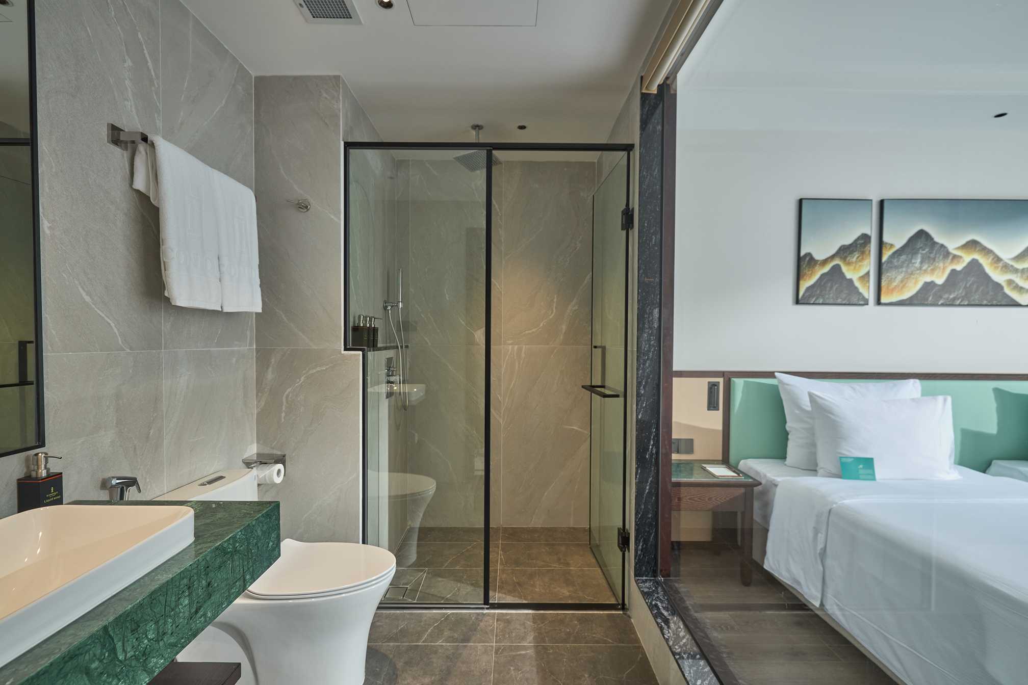SIGNATURE PARTIAL SEA VIEW