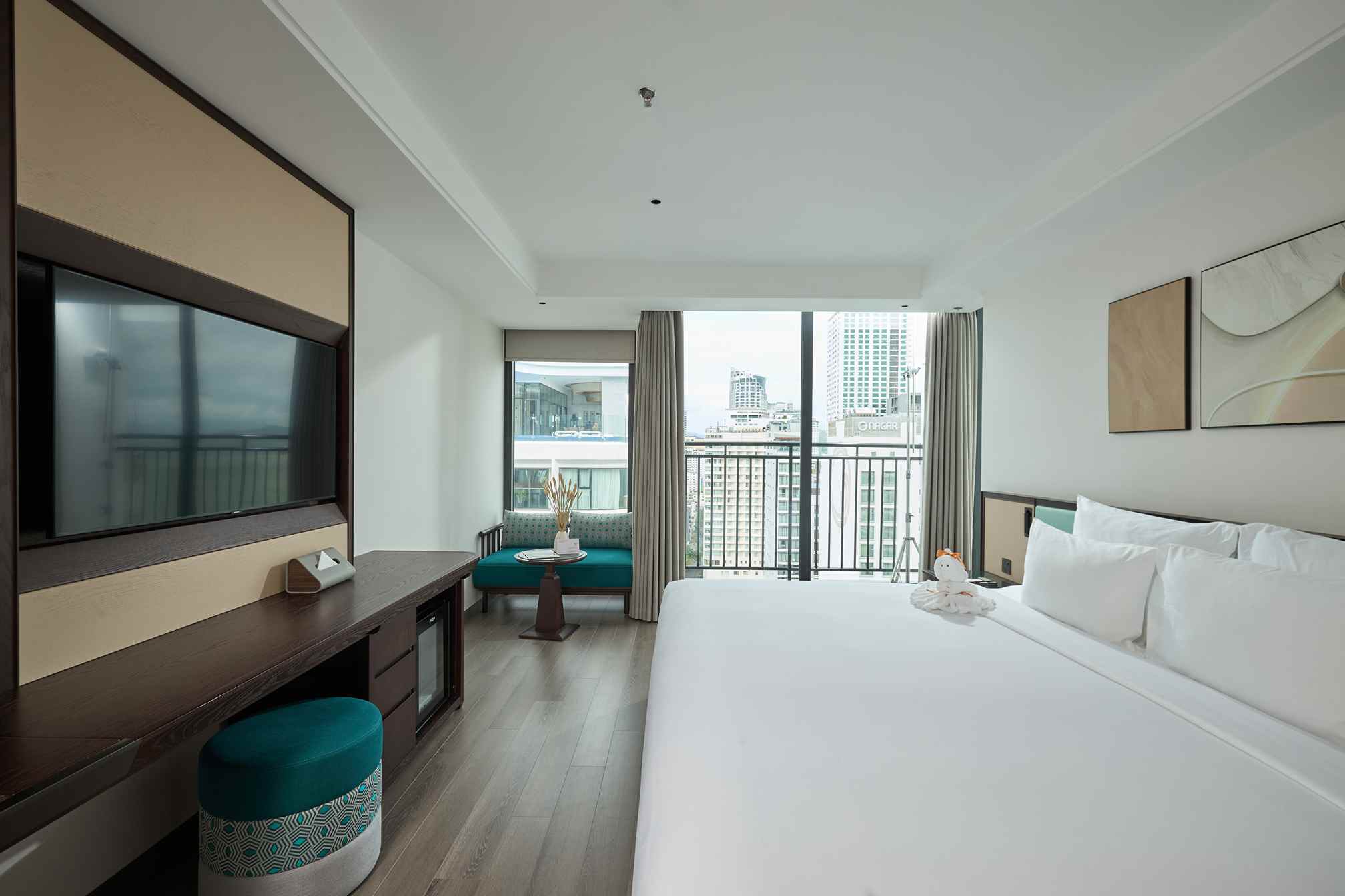 SIGNATURE PARTIAL SEA VIEW