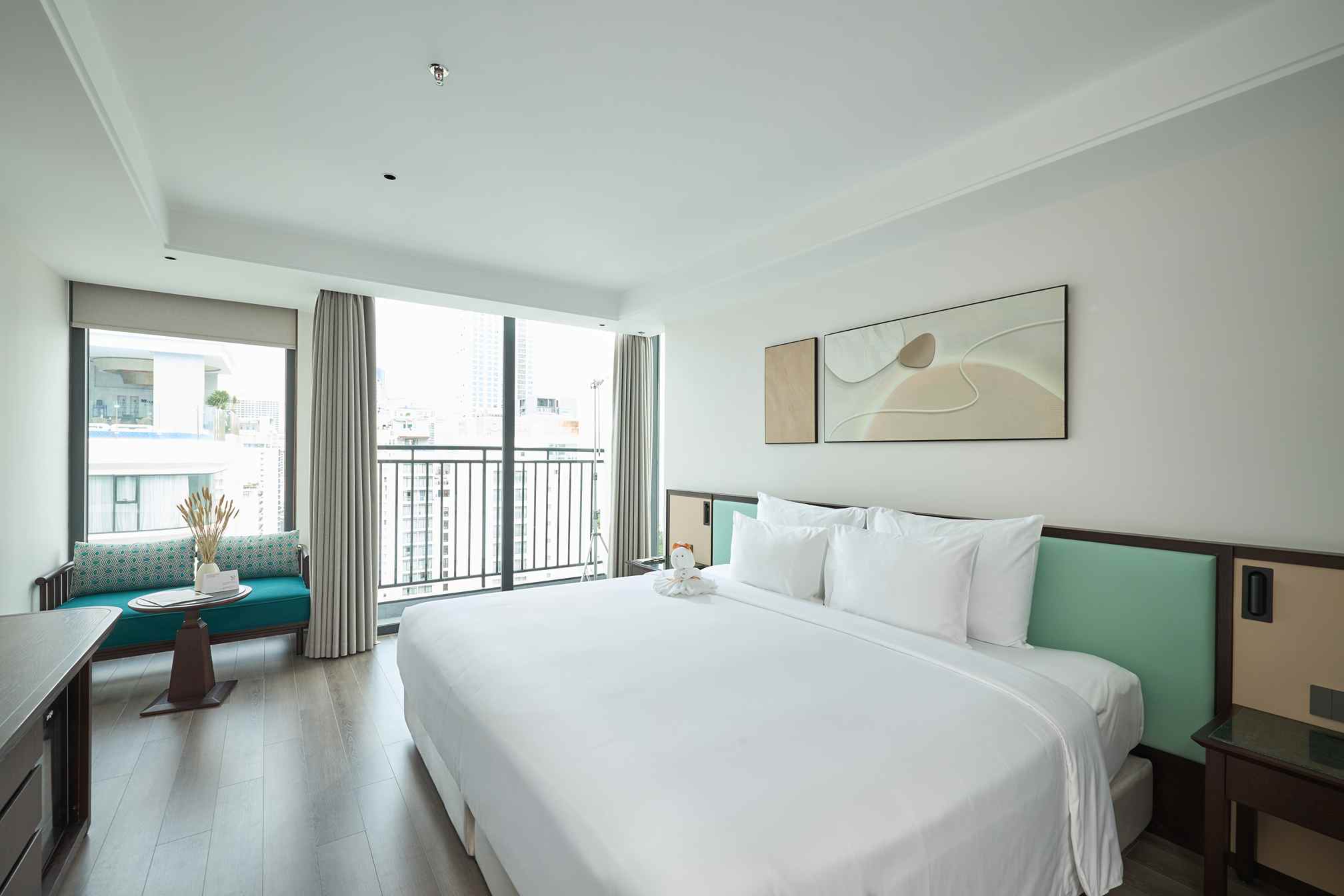 SIGNATURE PARTIAL SEA VIEW