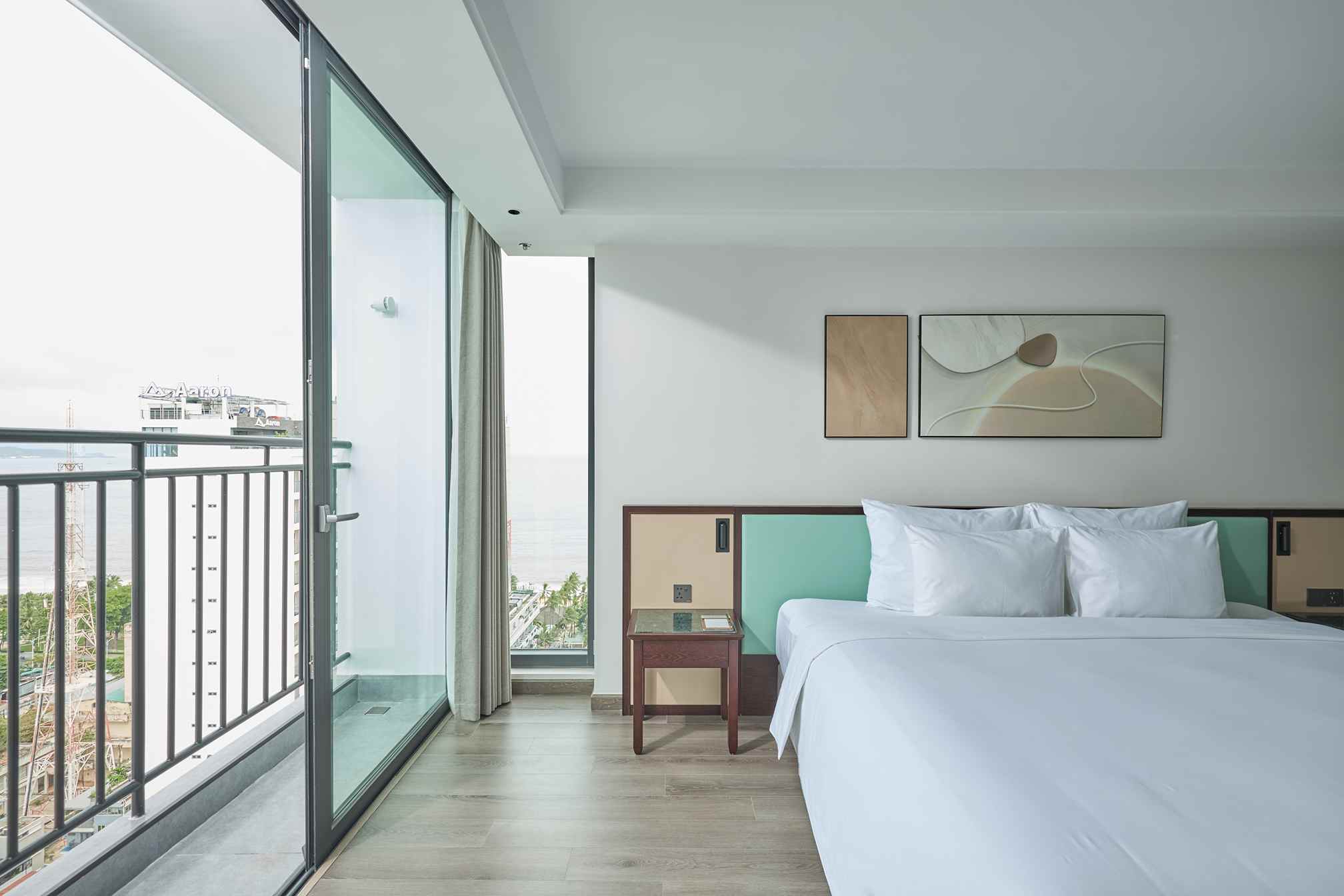 SIGNATURE PARTIAL SEA VIEW