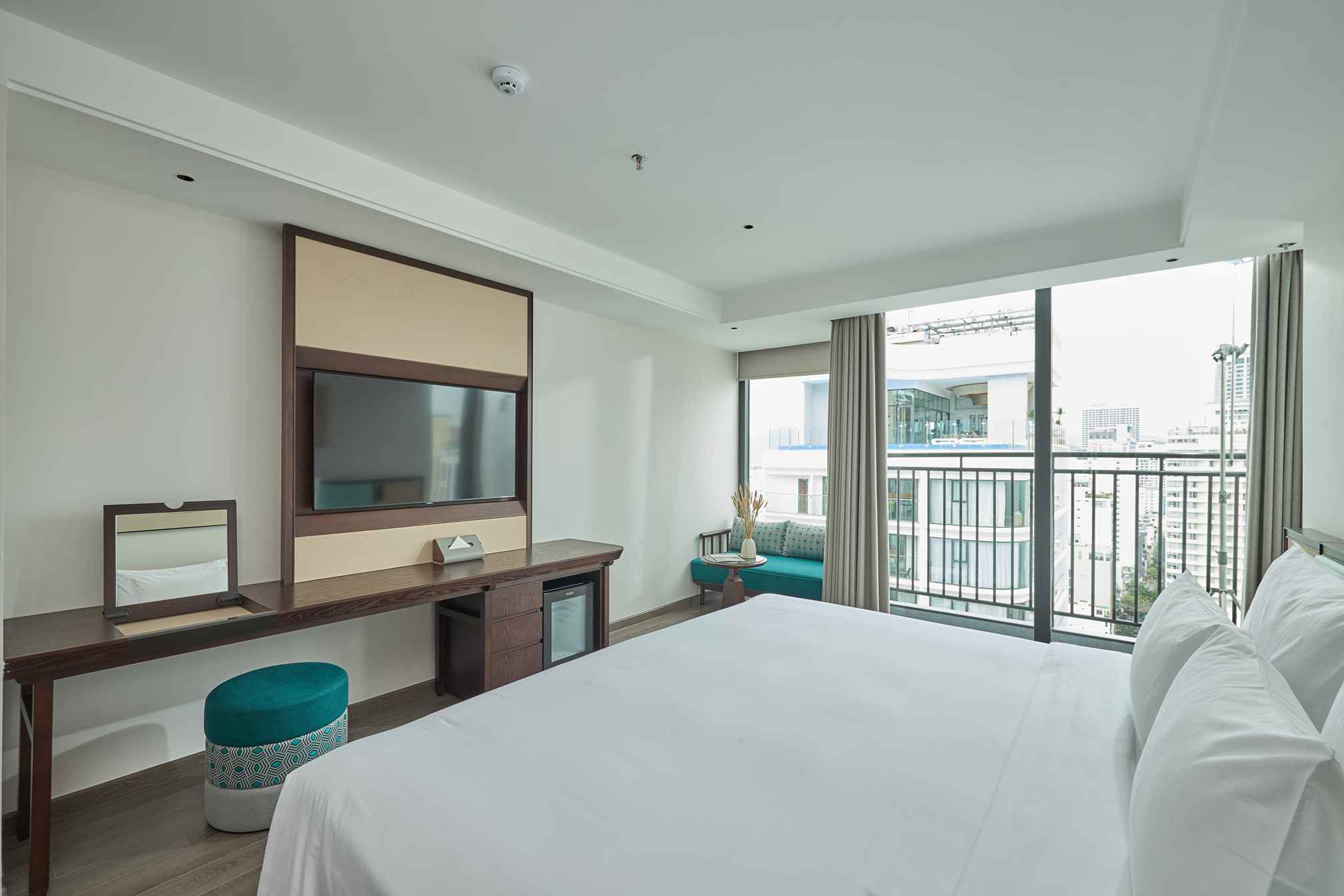 SIGNATURE PARTIAL SEA VIEW